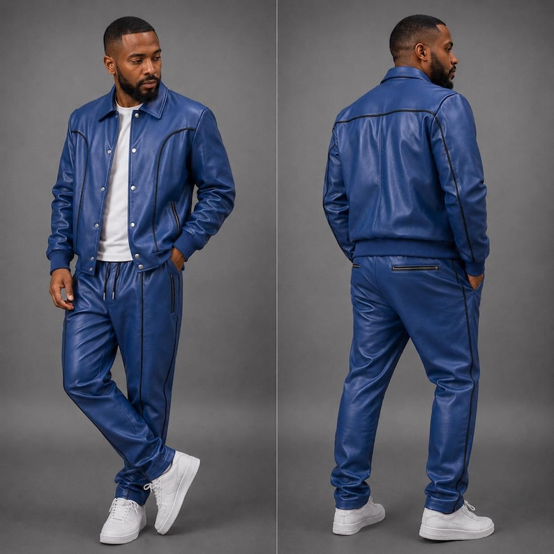 Op de afbeelding: Een blauw leren tweedelig pak. De jas heeft een knoopsluiting en zwarte biezen. De broek heeft een taille met trekkoord en zwarte biezen. De outfit wordt gecombineerd met witte sneakers. De achtergrond is grijs.