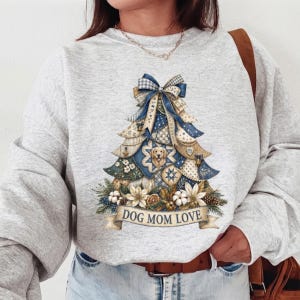 PNG de amor de mamá perruna, diseño de sublimación de árbol de Navidad de patchwork de cuadros falsos, PNG de camisa navideña con lazo azul, diseño de mamá perruna navideña