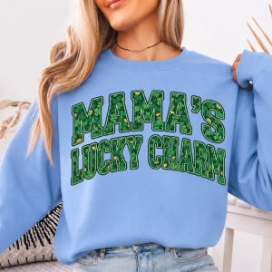 Mama's Lucky Charm PNG, sztuczny wzór sublimacji z motywem szenili na Dzień Świętego Patryka, zielona koszulka uniwersytecka PNG, sztuczny wzór haftu