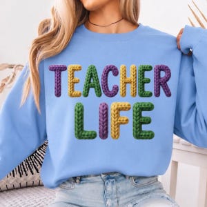 Design PNG « Vie d'enseignant », écusson en chenille imitation, motif par sublimation, t-shirt universitaire coloré pour enseignant (PNG), motif rentrée scolaire