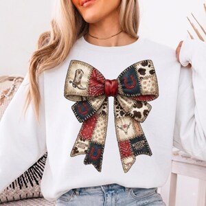 Patchwork strik PNG, nep chenille ruitjespatroon met luipaardprint sublimatie, cottagecore strik shirt PNG, nep geborduurd patch ontwerp
