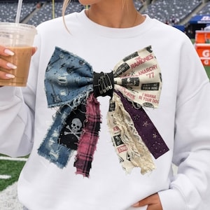 PNG de lazo patchwork grunge, diseño de sublimación de encaje con calavera a cuadros de mezclilla sintética, PNG de camisa con lazo de estampado mixto ecléctico, diseño de lazo vanguardista