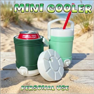 Op de afbeelding: Twee cilindrische minikoelers, één donkergroen en één licht mintgroen, met witte deksels en bodems. De donkergroene koeler bevat een rood frisdrankblikje, terwijl de mintgroene koeler een wit handvat en een rood rietje heeft.