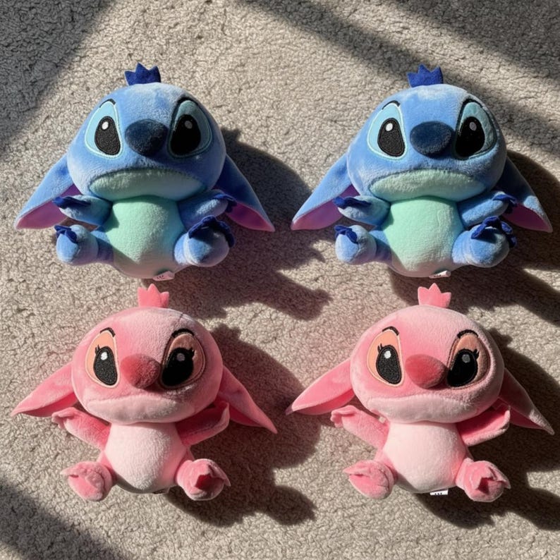 Puede incluir: Cuatro peluches de los personajes Stitch y Angel. Se muestran dos mu&ntilde;ecos Stitch azules y dos mu&ntilde;ecos Angel rosas. Cada uno tiene orejas y ojos grandes, y una peque&ntilde;a corona.