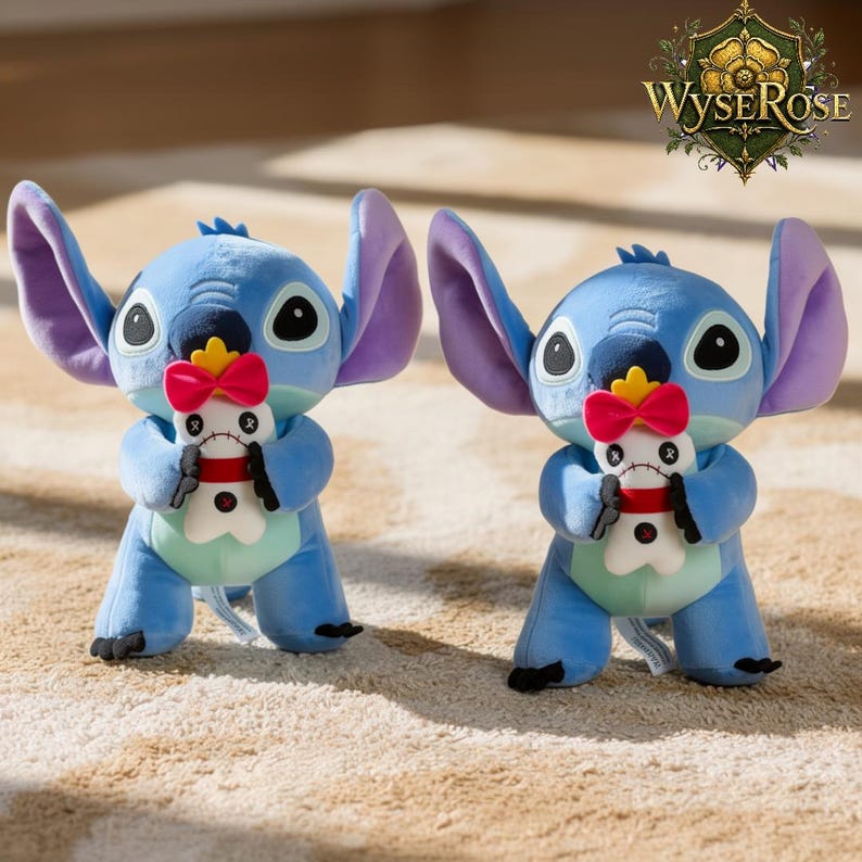 Puede incluir: Dos peluches azules de Stitch, cada uno sosteniendo un peque&ntilde;o peluche de mu&ntilde;eco de nieve. Stitch tiene orejas grandes, ojos negros y un lazo rojo. El peluche de mu&ntilde;eco de nieve tiene una bufanda roja y brazos negros. Los juguetes est&aacute;n sobre una alfombra clara.
