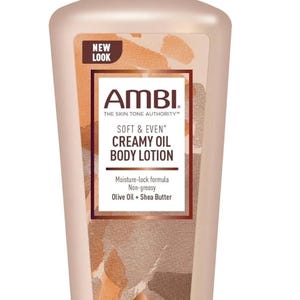 Puede incluir: Una botella de plástico beige de loción corporal Ambi Soft & Even Creamy Oil con un dispensador de bomba marrón. La etiqueta incluye el texto New Look, Ambi The Skin Tone Authority, Soft & Even Creamy Oil Body Lotion, Moisture-lock formula, Non-greasy, Olive Oil + Shea Butter, Moisturize y Net Wt 12 fl oz (354 ml).