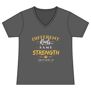 Puede incluir: Una camiseta gris oscuro con cuello en V con el texto dorado "DIFFERENT Roots... SAME STRENGTH". El texto está centrado, con "PROVERBIOS 31" debajo. Un gráfico de diamante está entre las palabras. Un diseño sencillo.