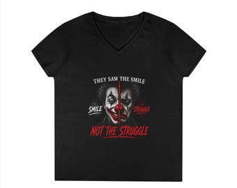 Camiseta de mujer con cuello en V. Vieron la sonrisa, no la lucha.