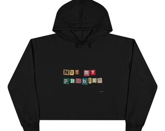 Sudadera corta con capucha "Not My Problem" / Tipografía de nota de rescate, estilo urbano informal.