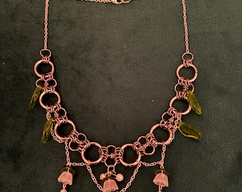Collar de malla metálica con lirios del valle
