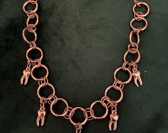 Collar de malla metálica dentada