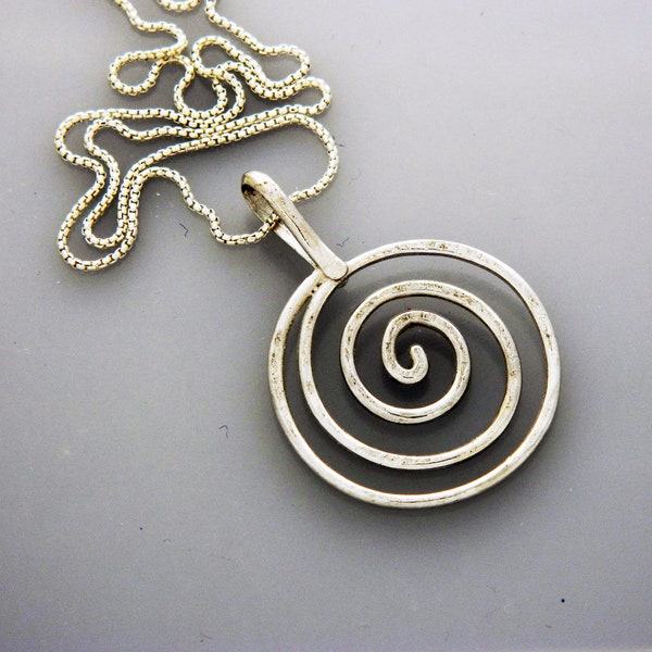 Collar espiral grande de plata esterlina reciclada: colgante de espiral caprichoso