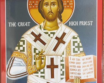 Pode incluir: Um ícone religioso apresentando uma figura em vestes douradas e brancas ornamentadas com uma coroa, segurando um livro aberto com o texto 'I AM THE GOOD SHEPHERD AND I KNOW MY SHEEP AND MINE KNOW MY LIFE FOR THE SHEEP'. A figura tem um halo.