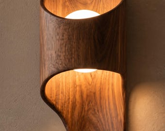 Applique murale sculpturale en acajou – Lumière en bois à éclairage haut et bas