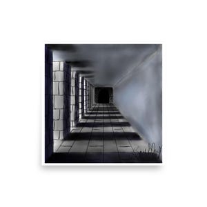 Puede incluir: Una impresión artística de un largo y oscuro pasillo con suelo ajedrezado y paredes de ladrillo. Las paredes están revestidas con pilares rectangulares, y al final hay una puerta oscura. La obra de arte es en tonos grises y negros.