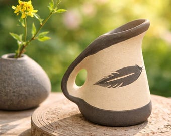 Jarra pequeña de cerámica de gres gris con plumas vintage, 6,35 cm de alto, estilo nativo del suroeste.