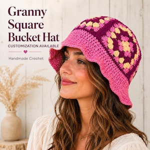 Puede incluir: Un sombrero de pescador de ganchillo hecho a mano con un patrón de cuadrados de la abuela en tonos rosa, morado oscuro y amarillo pálido. El texto en la imagen dice: Granny Square Bucket Hat, CUSTOMIZATION AVAILABLE y Handmade Crochet.