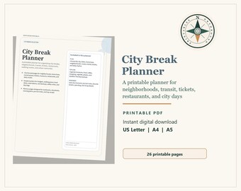 Può includere: Un pianificatore stampabile "City Break Planner" con il testo "City Break Planner" in un carattere serif. Il pianificatore include pagine per quartieri, trasporti, biglietti, ristoranti e giornate in città. Disponibile nei formati US Letter, A4 e A5.