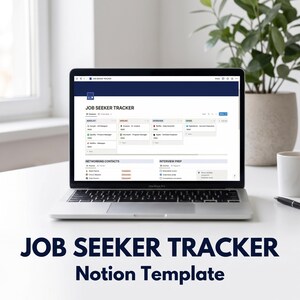 Op de afbeelding: Een MacBook Pro laptop toont een "Job Seeker Tracker" Notion-sjabloon. Het scherm toont secties voor verlanglijst, sollicitaties, interviews en aanbiedingen. De laptop staat op een wit oppervlak, met een plant en een mok op de achtergrond. De tekst "JOB SEEKER TRACKER Notion Template" staat onderaan.