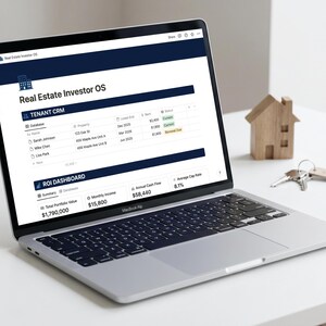 Puede incluir: Un ordenador port&aacute;til MacBook Air plateado que muestra un panel de control de inversor inmobiliario con datos de CRM de inquilinos y ROI. Una peque&ntilde;a casa de madera y llaves descansan junto al port&aacute;til sobre una superficie blanca. La pantalla muestra datos financieros y el texto "Real Estate Investor OS".