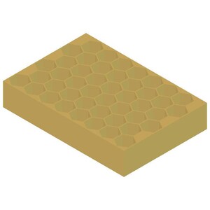 Puede incluir: Un bloque rectangular con una superficie de color tostado que presenta un patrón repetitivo de panal de abejas con celdas hexagonales hundidas. El objeto se muestra en perspectiva isométrica, resaltando la profundidad de la rejilla.