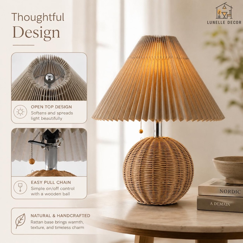 Op de afbeelding: Decoratieve tafellamp met een geweven rotan voet en een geplooide lampenkap. De lamp heeft een gemakkelijk trekketting met een houten bal. Het ontwerp wordt beschreven als doordacht en handgemaakt.