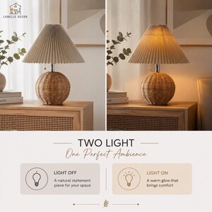 Op de afbeelding: Een decoratieve tafellamp met een geweven rotan voet en een geplooide lampenkap. De afbeelding toont de lamp aan en uit, met de tekst "TWO LIGHT One Perfect Ambience". De lamp staat op een houten kast.