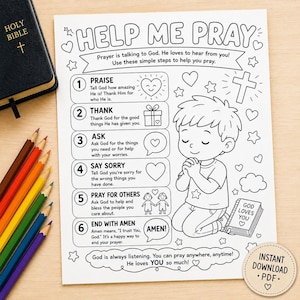 Puede incluir: Una página para colorear en blanco y negro titulada HELP ME PRAY con seis pasos numerados para orar, que muestra a un niño arrodillado, una cruz, corazones y un pequeño libro con la etiqueta GOD LOVES YOU, junto a una Biblia negra y lápices de colores.