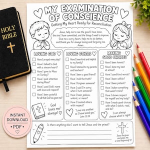 以下が含まれることがあります： 黒い聖書、ピンクの円形PDF即時ダウンロードラベル、色鉛筆が、子供向けの白黒イラストとテキストが記載された「My Examination of Conscience」というタイトルの白いワークシートの横に配置されています。