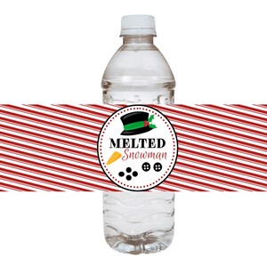 Puede incluir: Etiqueta de botella de agua con fondo de rayas rojas y blancas. Un círculo con borde negro contiene un muñeco de nieve con un sombrero de copa negro, acebo verde, una nariz de zanahoria naranja y botones negros. El texto "MELTED Snowman" está en negro.