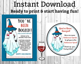 Könnte beinhalten: Ein druckbarer Halloween-Party-Geschenkanhänger mit einem Cartoon-Geist, der einen Hexenhut trägt und ein Glas Wein hält. Der Anhänger lautet "You've Been Boozed!" und "Drink up, you Lucky Witch!"