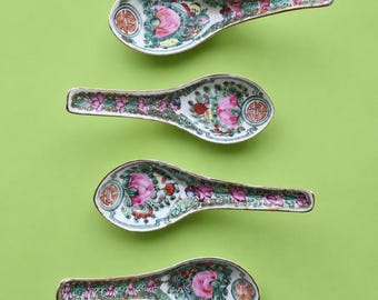 Cucchiaio da zuppa asiatico in porcellana decorata vintage ACF Hong Kong con bordo dorato e motivi floreali.