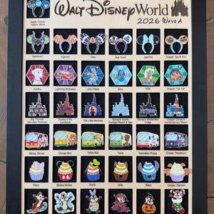 Könnte beinhalten: Ein schwarz gerahmtes Holz-Displayboard mit der Aufschrift Walt Disney World 2026 Wave A, das ein Raster aus sechsunddreißig Emaille-Anstecknadeln enthält. Die Pins zeigen Disney-Ohren-Haarreifen, Charakterporträts, Attraktionen und Cupcakes.