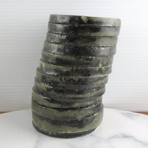 Jarrón de cerámica de estudio vintage, modelado a mano con espirales, forma angular escultural, pieza de cerámica firmada por el artista.