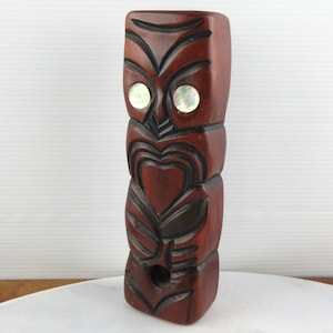 Figura Tiki vintage in legno neozelandese con occhi di conchiglia Paua, Tiki in legno intagliato a mano Māori, sculture in legno Moana Rotorua