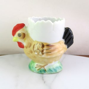 Célèbre design : poule en céramique faite à la main dans une
