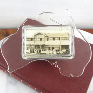 Scatola di sigarette e posacenere in cristallo vintage Crown Crystal Glass a forma di mappa dell'Australia, n. 245, fotografia degli anni '30, Beach House Coolangatta