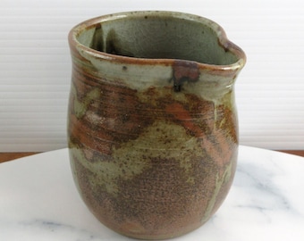 Jarra vertedora de crema de cerámica australiana vintage, firmada por el artista en 1981, forma orgánica, cocina rústica.