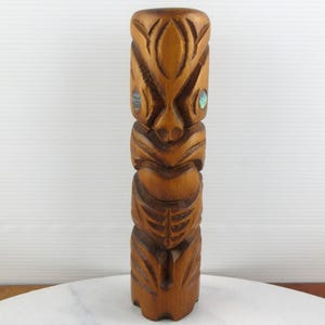 Figura Tiki vintage in legno neozelandese con occhi di conchiglia Paua, Tiki in legno intagliato a mano Māori