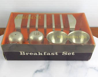 Juego de desayuno vintage retro de acero inoxidable en caja, con rejilla para tostadas, hueveras y salero y pimentero.