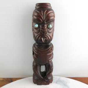 Gran figura tiki de madera vintage de Nueva Zelanda con ojos de concha de paua, tiki de madera maorí tallado a mano.