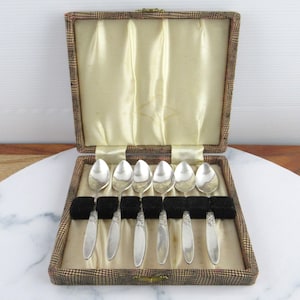 Vintage Art Deco Silver Plated Teaspoons Set in the Hard Case, Grosvenor , Christine Pattern, Set of 6 Spoons