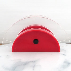 Portatovaglioli vintage Furio Minuti per Guzzini Papillion rosso chiaro in lucite, MCM degli anni '80, Made in Italy, portatovaglioli di design italiano