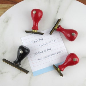 Lote de 4 sellos de goma vintage para escritorio, con texto "Pensando en ti", "Gracias", "Sellos para escribir cartas", "Solo material impreso", "Álbum de recortes"
