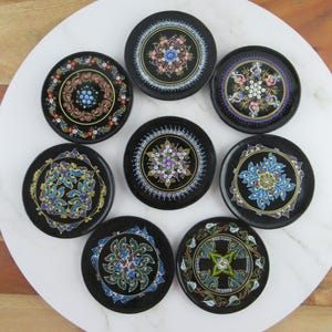 Conjunto de 8 posavasos vintage de madera lacada en negro con diseños florales pintados a mano