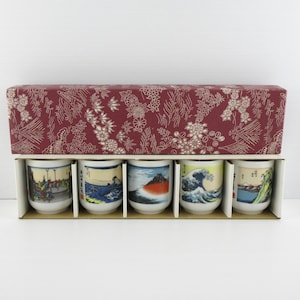 Vintage Set of 5 Ceramic Japanese Souvenir Tea Cups or Guinomi Sake Cups in the Original Box,  Ukiyo-e Woodblock Style Prints