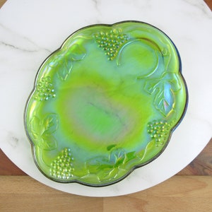 vintage Indiana Glass Green Carnival Glass Snack Plate, Tennis Plate, Plateau en verre irisé