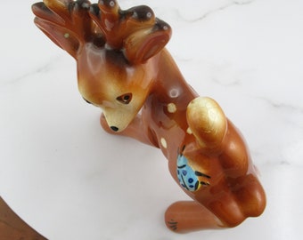 大きなビンテージ陶器の鹿とカブトムシの置物、斑点のある子鹿の置物