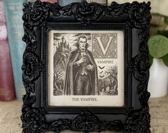 Impresión personalizada de iniciales de criaturas míticas / Arte de letras góticas de fantasía con historia folclórica