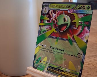 Sofort versandfertig! | Meganium | Handgefertigte, mehrlagige Pokémon-Kartenkunst, individuelles Pokémon-Geschenk, Shadowbox-Kartenpräsentation, handgeschnittene Sammelkartenkunst